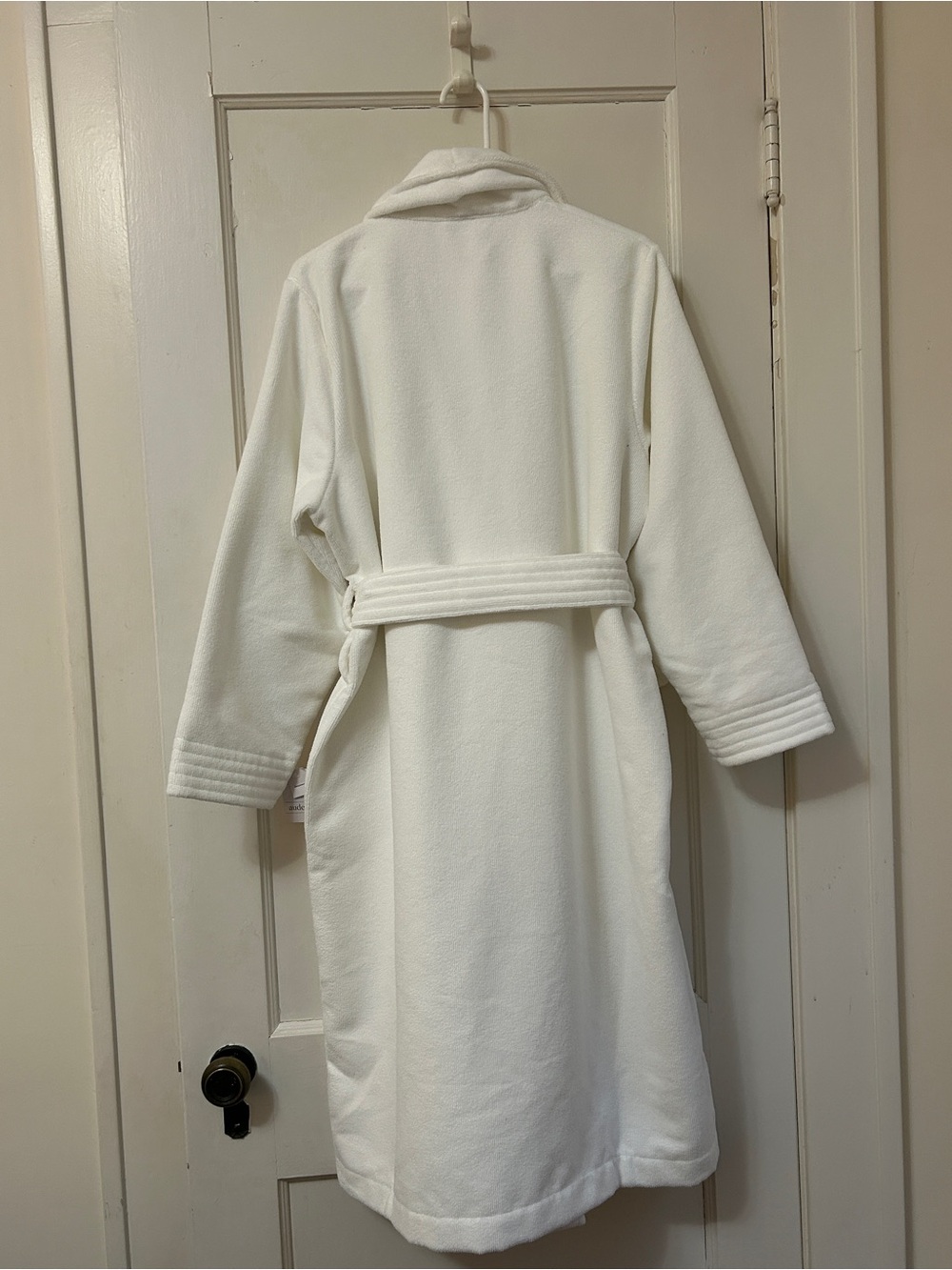 NWT!! Women’s Auden White Plush Terry Shawl-Collar Bath Robe with Belt - Picture 4 of 4